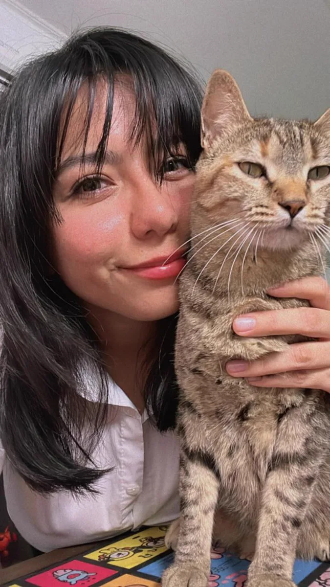 Dana Tobón con uno de sus gatos